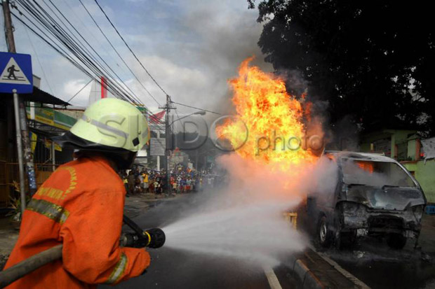 Lagi Melintas, Mobil Terbakar di Jalan Fatmawati