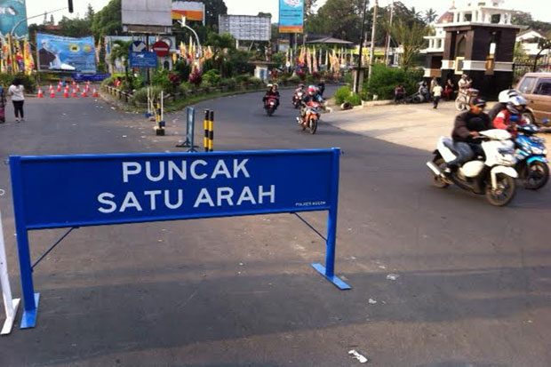 Macet Parah, Jalur Puncak Satu Arah Menuju Jakarta