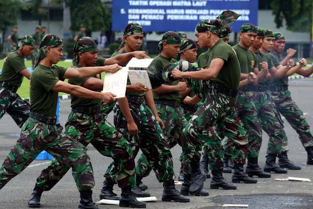 Anggota TNI AD Pinjam Golok di Warung Kelontong