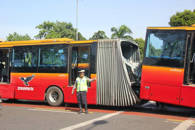 Kronologis Bus Transjakarta Terbelah Dua