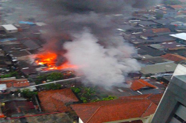 Api Mengamuk di Pemukiman Warga Belakang Gedung BKN