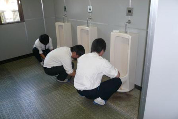 Terlibat Tawuran, Siswa SMK Disuruh Bersihkan Toilet