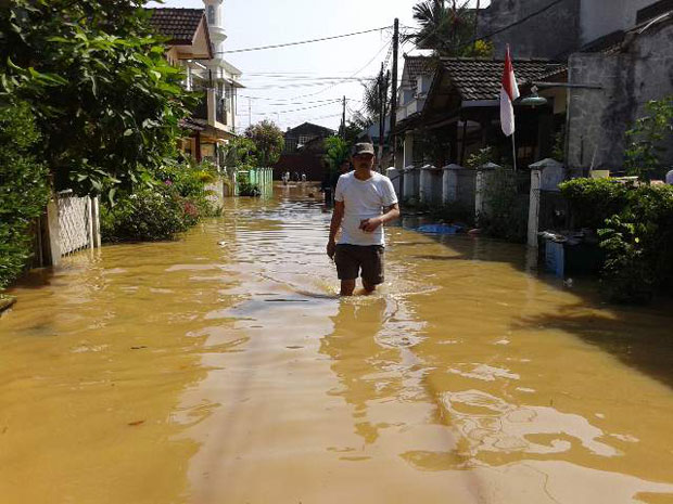 Kali Angke Meluap, Ratusan Rumah Warga Kebanjiran 1,5 M