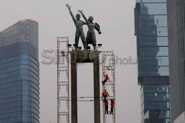 Ini Tim Pembersih Patung di Jakarta
