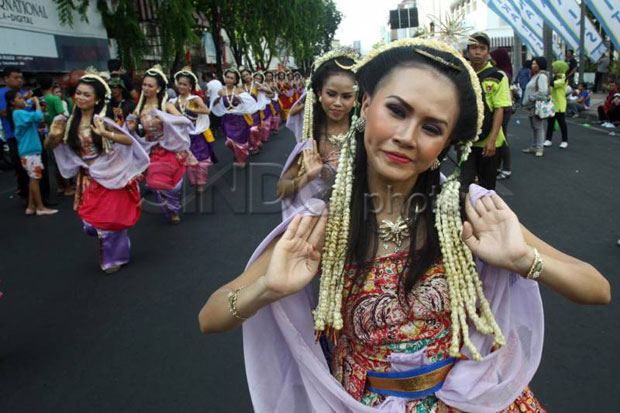 Warga Padati Pawai Budaya di Jakarta