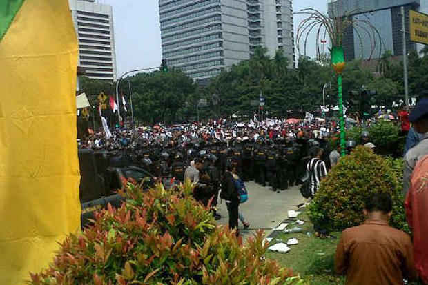 Ditinggal Demonstran, Sejumlah Taman Pinggir Jalan Hancur
