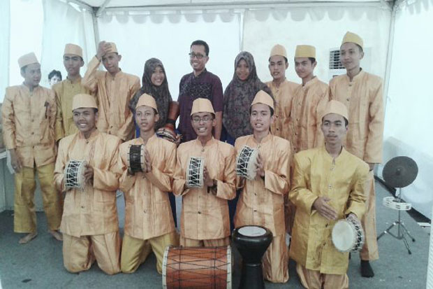 MAN 1 Jakbar Ramaikan Festival dengan Band Tepuk