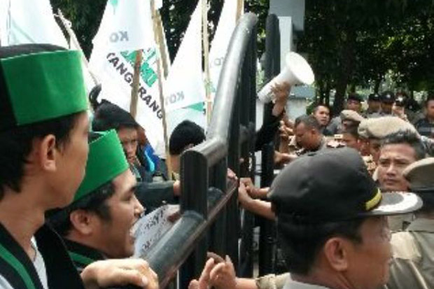 Pelantikan Anggota DPRD Kota Tangerang Diwarnai Demo