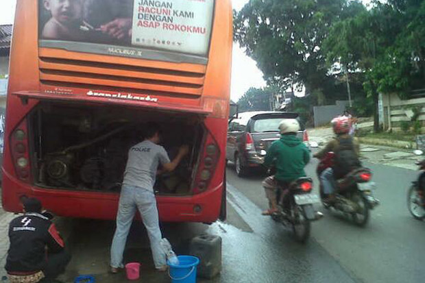 Mesin Berasap, Penumpang Bus Transjakarta Panik