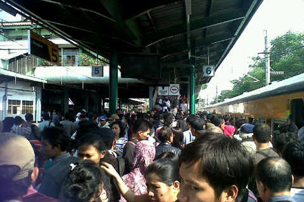 KRL Gangguan, Penumpang Menumpuk di Stasiun Bojonggede