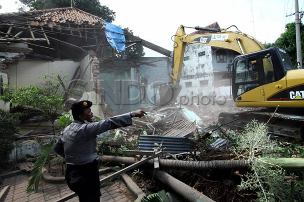 Pemulung Serbu Bongkaran Bangunan di Jalan Fatmawati