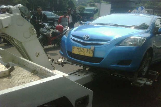 Taksi dan Avanza Juga Diderek di Jakarta Selatan