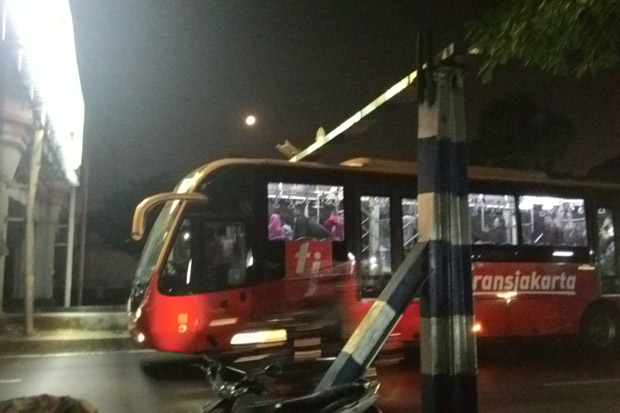Bus Transjakarta Tersangkut Portal