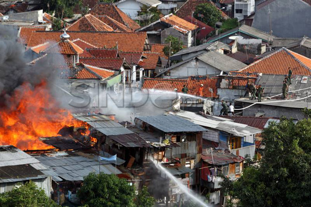 Pemukiman Padat Penduduk di Cawang Ludes Terbakar