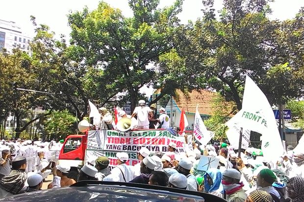 Tolak Ahok, Ribuan Massa FPI Gelar Orasi di DPRD DKI