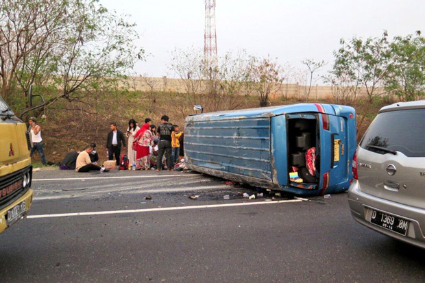 Pecah Ban, Minibus Terguling di Tol Cipularang