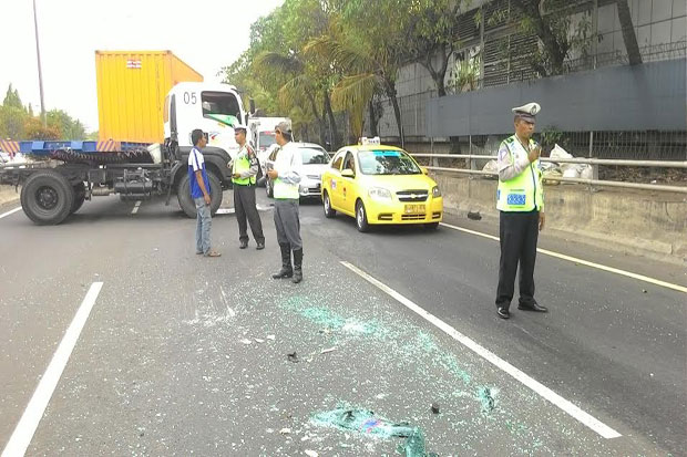 Dua Truk Terlibat Kecelakaan di Tol Wiyoto