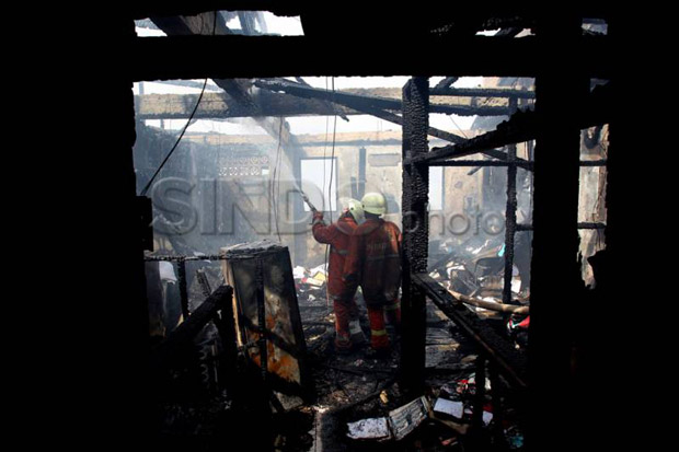 Kebakaran Hebat Dekat Perlintasan KA Bintaro