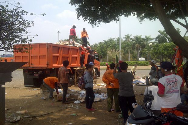 300 Petugas Kebersihan Punguti Sampah di Monas