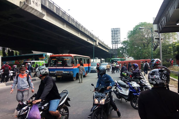 Mayasari vs Metro Mini di Jalan Yos Sudarso