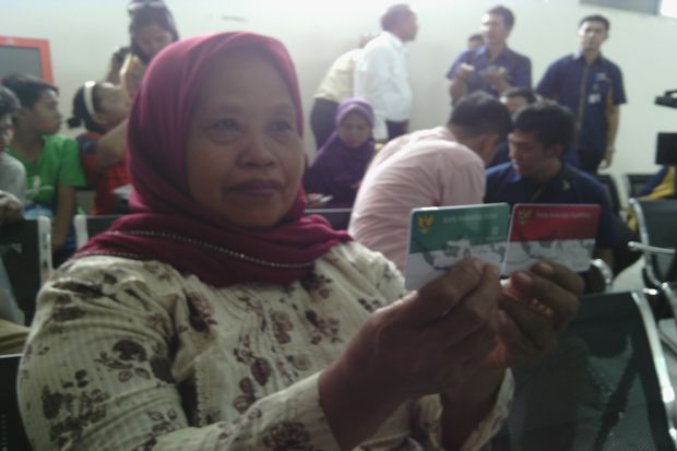 Ratusan Warga Antre Mengambil Kartu Sakti Jokowi-JK