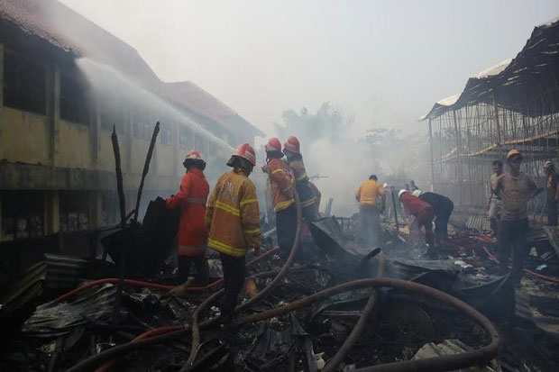 Bedeng Pekerja Bangunan Tangcity Ludes Terbakar