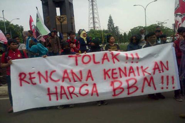 Mahasiswa Tangerang Long March Tolak Kenaikan BBM