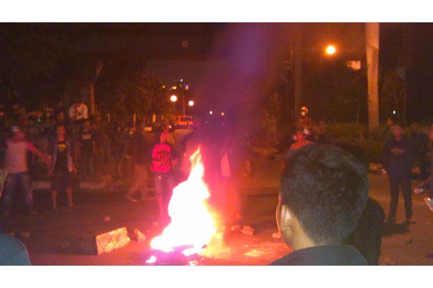 Massa HMI Blokade Jalan Menuju SPBU Cikini
