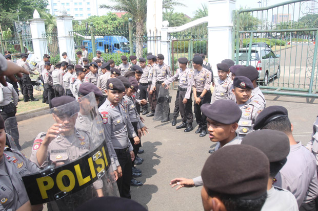 Jelang Pelantikan Ahok, Ribuan Polisi Berjaga di Istana Negara