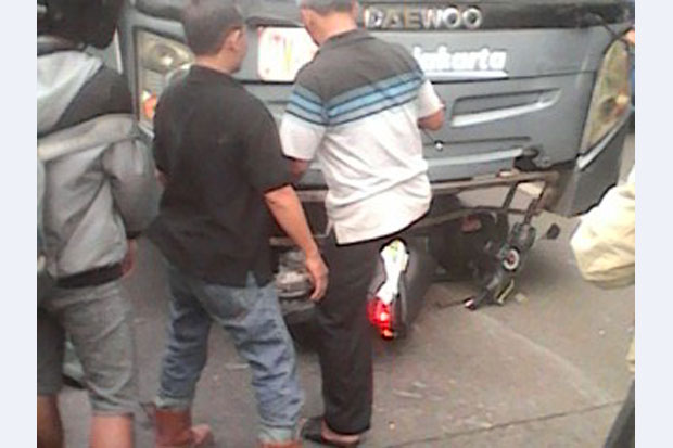 Serobot Lampu Merah, Transjakarta Tabrak Biker di Mampang