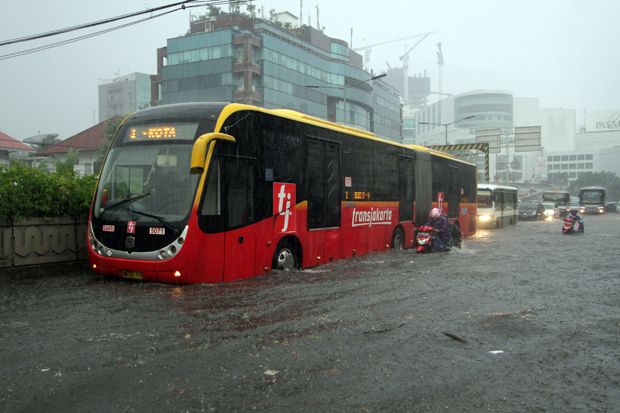 Diguyur Hujan Deras, Sore Ini Jakarta Tergenang Air dan Macet