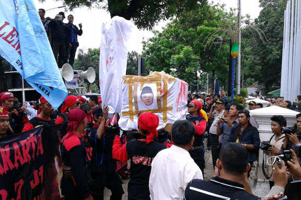 Buruh Kembali Tutup Jalan Diponegoro