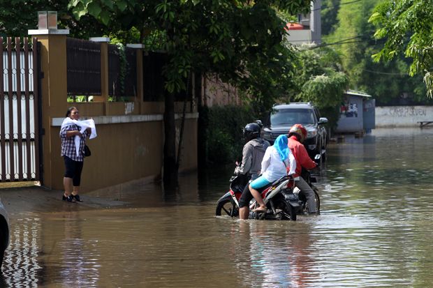 Kali Pesanggrahan Meluap, Area Parkir ITC Cipulir Kebanjiran