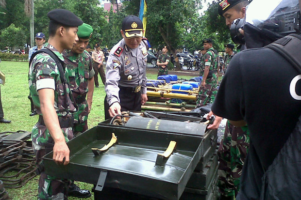 TNI - Polri di Depok Sinergi Antisipasi Banjir