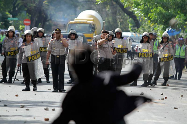 Pasca Bentrok, Ratusan Polisi Berjaga di Jalan Tambak