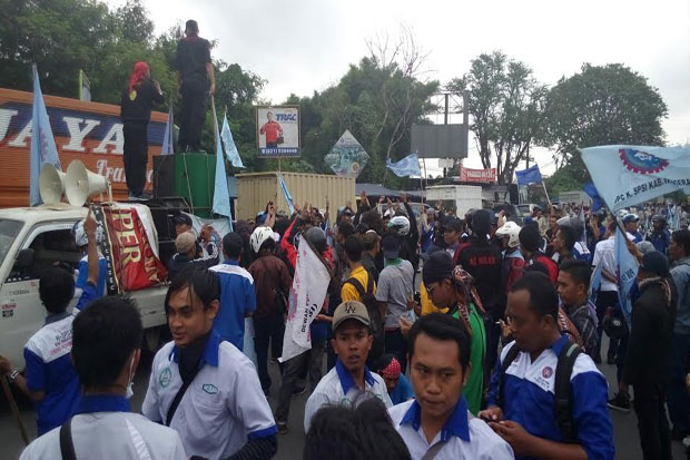Demo di Depan Tol Bitung, Lalin Tersendat
