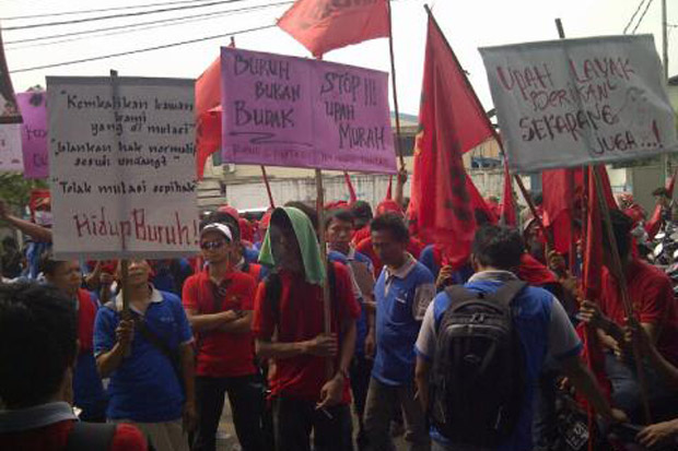 Buruh Blokir Jalan MH Thamrin, Lalu Lintas Lumpuh