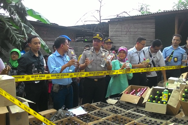 Polisi Bongkar Pabrik Miras Oplosan di Cakung
