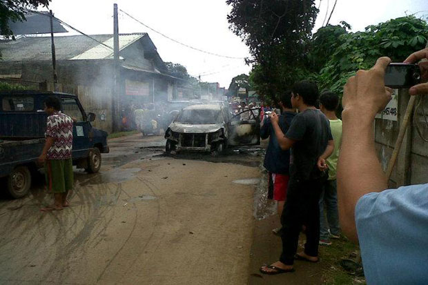 Mobil Avanza Terbakar di Jati Asih