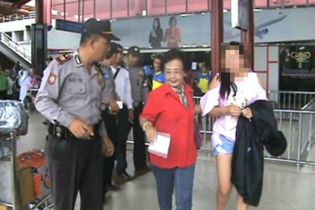 Jadi Korban Penyekapan, Wanita Tiongkok Menangis di Bandara