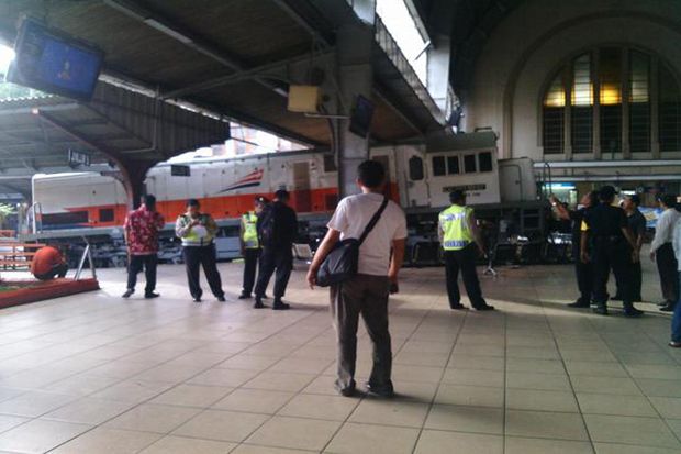 Anjlok, Lokomotif Argo Parahyangan Hantam Peron Stasiun Jakarta-Kota