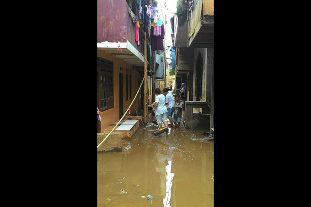 Pasca Banjir, Warga Kampung Pulo Kini Berhadapan dengan Lumpur