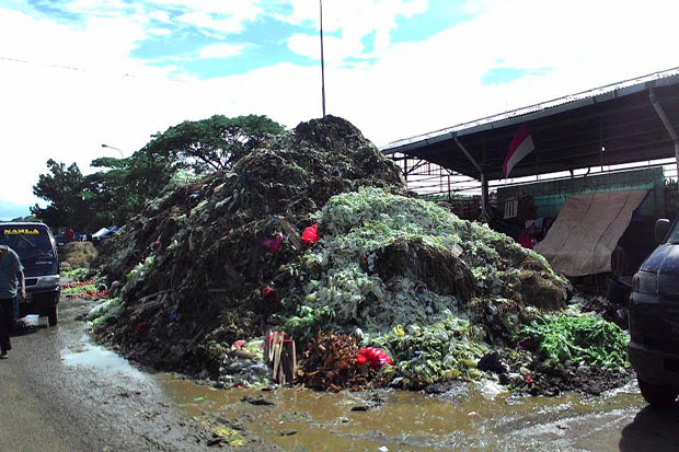 Sampah di Pasar Kramat Jati Menggunung Hingga Enam Meter