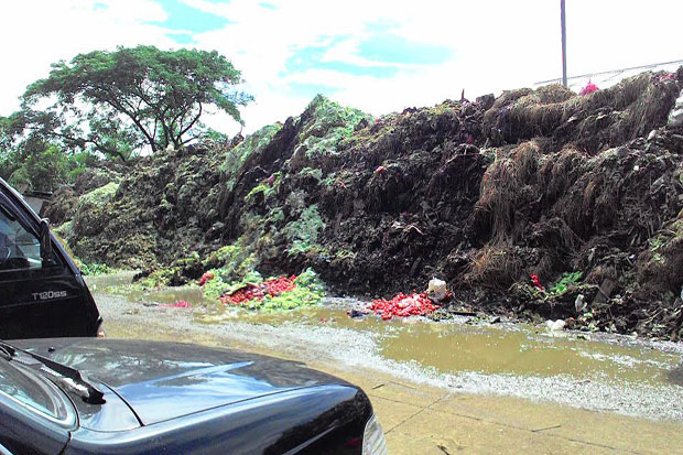 Gunungan Sampah Bikin Pelanggan Pasar Kramat Jati Kabur