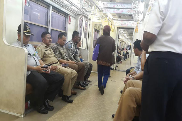 Berkunjung ke Jakarta, Wali Kota Bekasi Naik Kereta
