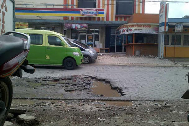 Banyak Jalan Paving Block Rusak di Bencongan Indah