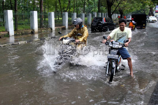 Hujan Deras, Jalan Pramuka Raya Tergenang Air