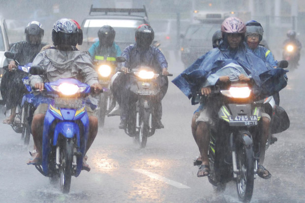 Hujan Deras, Kesempatan Pemotor Terobos Jalan Thamrin
