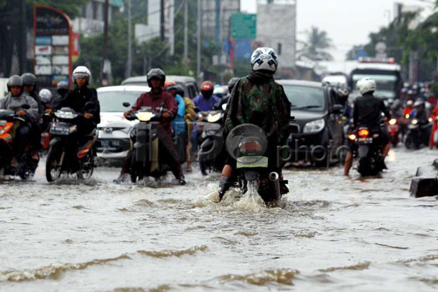 Tergenang, Arus Lalu Lintas di Jakarta Selatan Padat