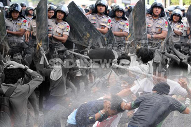 Bubarkan Demonstrasi di Jalan Diponegoro, Satu Polisi Terluka